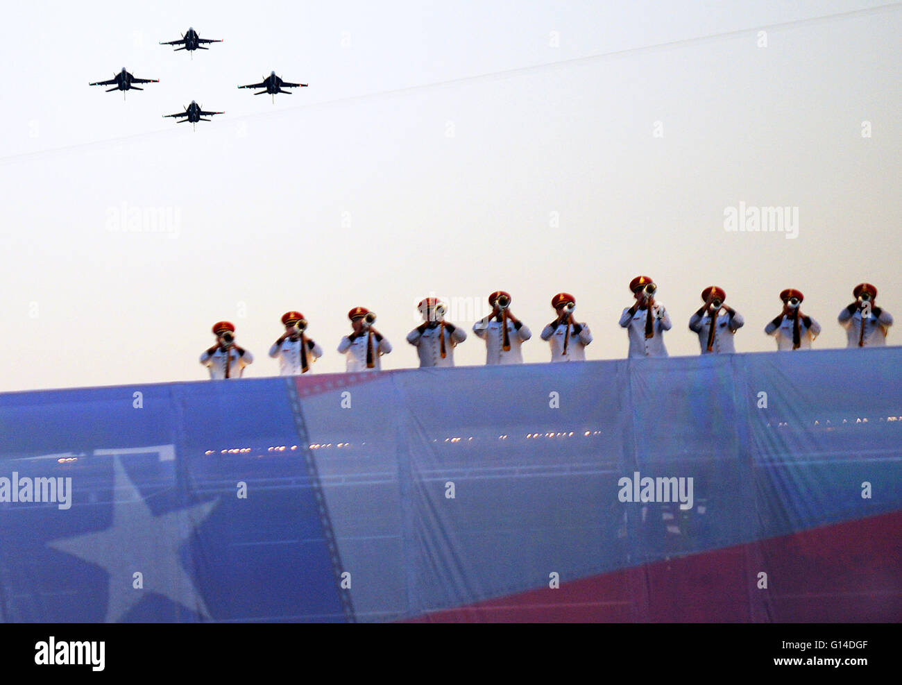 Orlando, Floride, États-Unis. 8 mai, 2016. La Marine américaine 34 e Escadron d'avions fait un survol lors de la cérémonie d'ouverture des Jeux 2016 Invictus Champion au stade de l'ESPN Wide World of Sports à Walt Disney World Resort à Orlando, Floride le 8 mai 2016. Les cinq jours de compétition multi-sports pour les blessés, malades ou blessés, le personnel des forces armées comprend 500 concurrents provenant de 14 pays. Le Prince Harry de Grande-Bretagne a lancé la première Invictus en 2014 à Londres, en Angleterre. Crédit : Paul Hennessy/Alamy Live News Banque D'Images