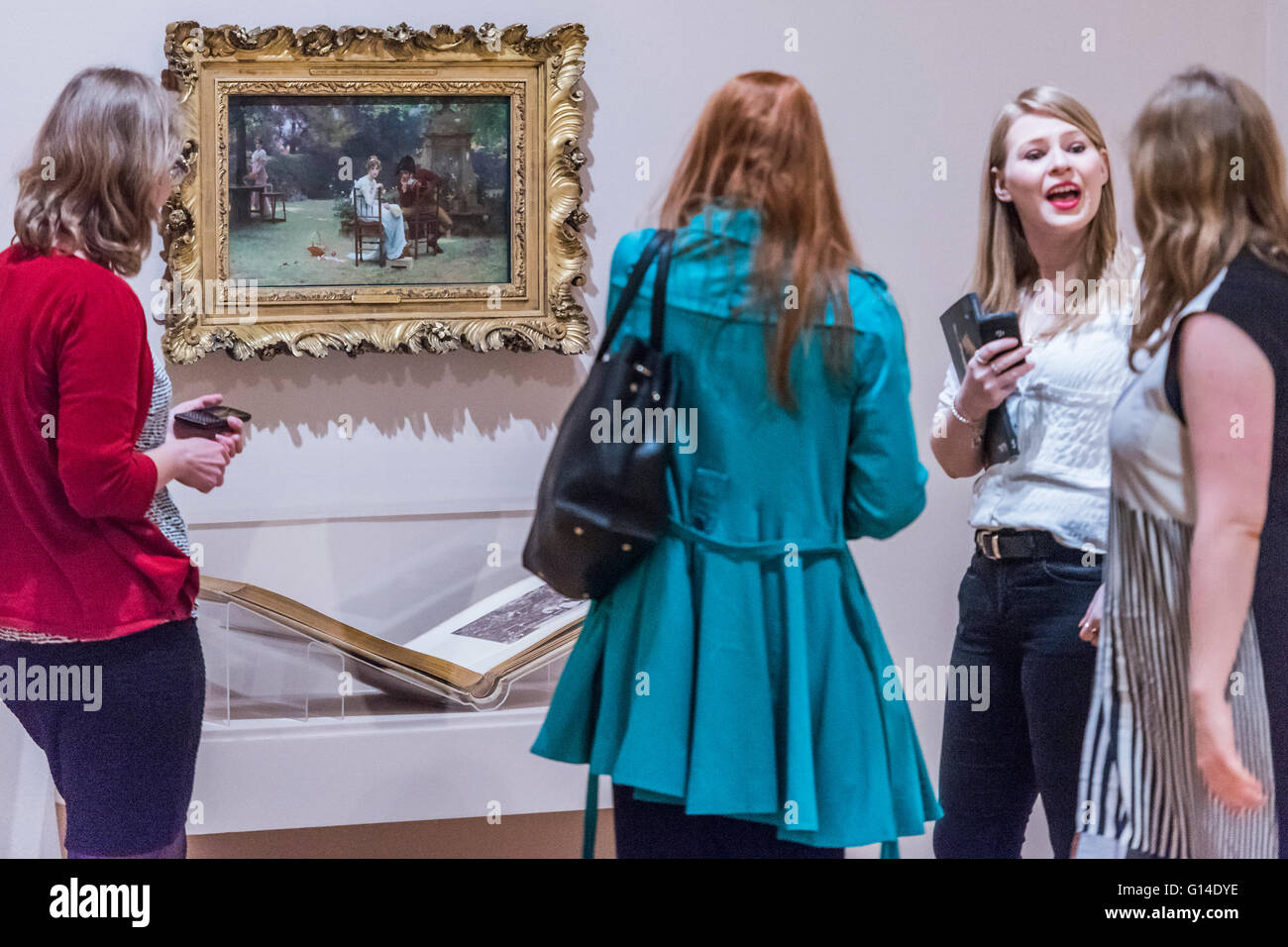 Londres, Royaume-Uni. 9 mai, 2016. Société 2 3 Aucune par Marcus Stone, 1860-2 inspiré par une photo de la princesse Alexandra, la Princesse Victoria et M. Savile - peindre avec la lumière : Art et photographie du préraphaélisme à l'âge moderne - la Tate Britain présente la première grande exposition pour célébrer la conversation animée entre les débuts de la photographie et de la technique. Il rassemble des photographies et peintures préraphaélites, y compris l'esthétique et le British œuvres impressionnistes. Crédit : Guy Bell/Alamy Live News Banque D'Images