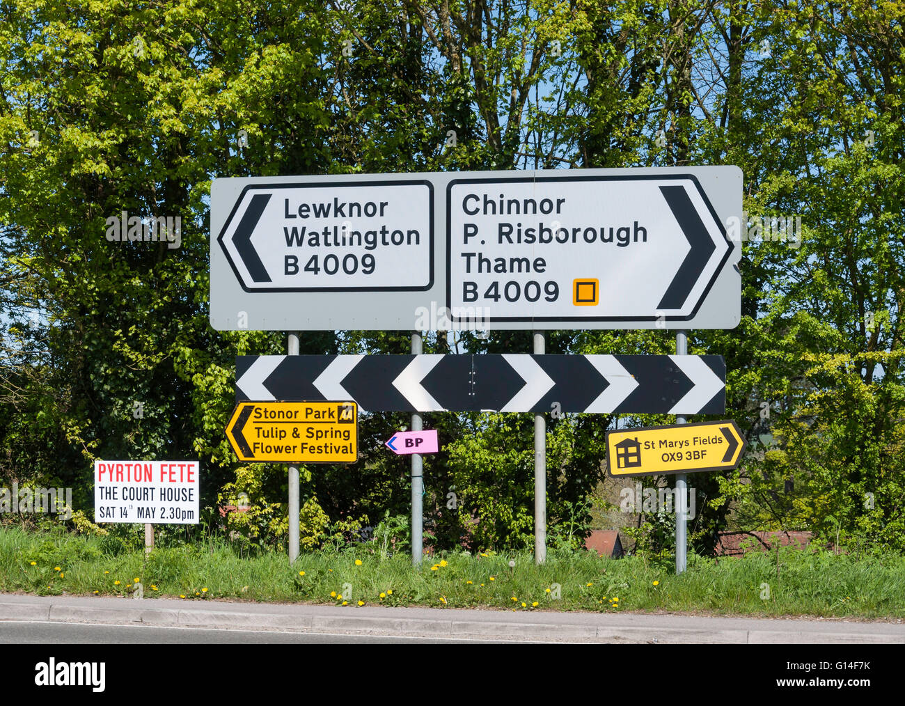 La signalisation routière sur la route B4009, à la jonction 6 de l'autoroute M40 dans l'Oxfordshire, Angleterre, Royaume-Uni Banque D'Images
