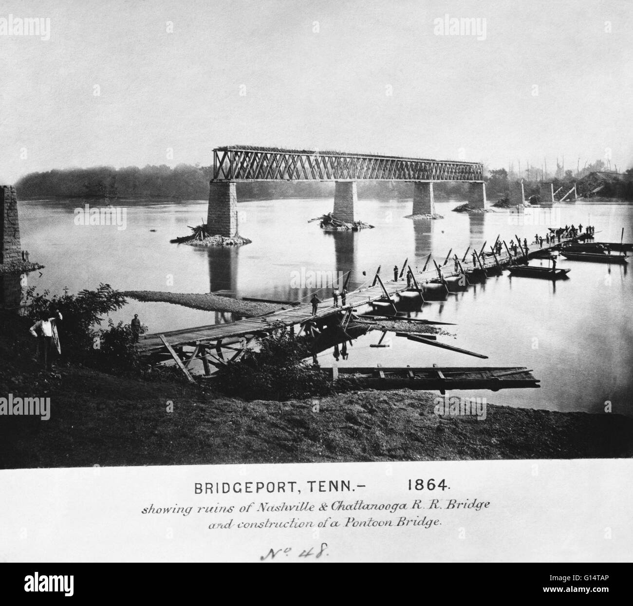 Bridgeport, Connecticut, 1864, montrant les ruines de Nashville & Chattanooga Railroad Bridge au cours de la guerre civile. Les ingénieurs de l'Union européenne peut être vu la construction d'un pont flottant. Banque D'Images