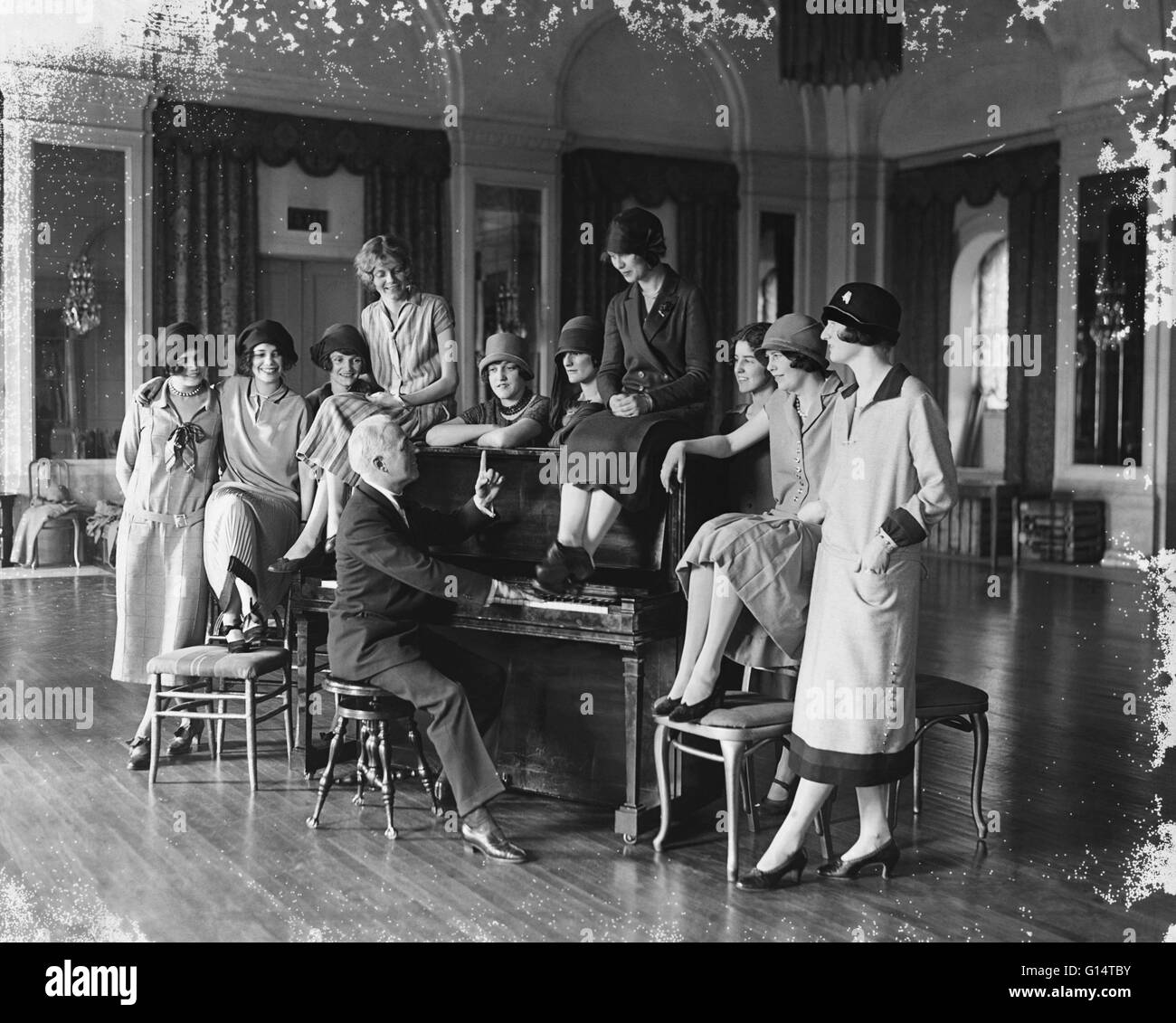 Washington debutantes sous la direction de Donald McDonald à répéter pour le bénéfice de la comédie musicale "l'entretien de la ville," qu'ils vont effectuer dans un théâtre de Washington, D.C. le 25 mars 1925. Banque D'Images