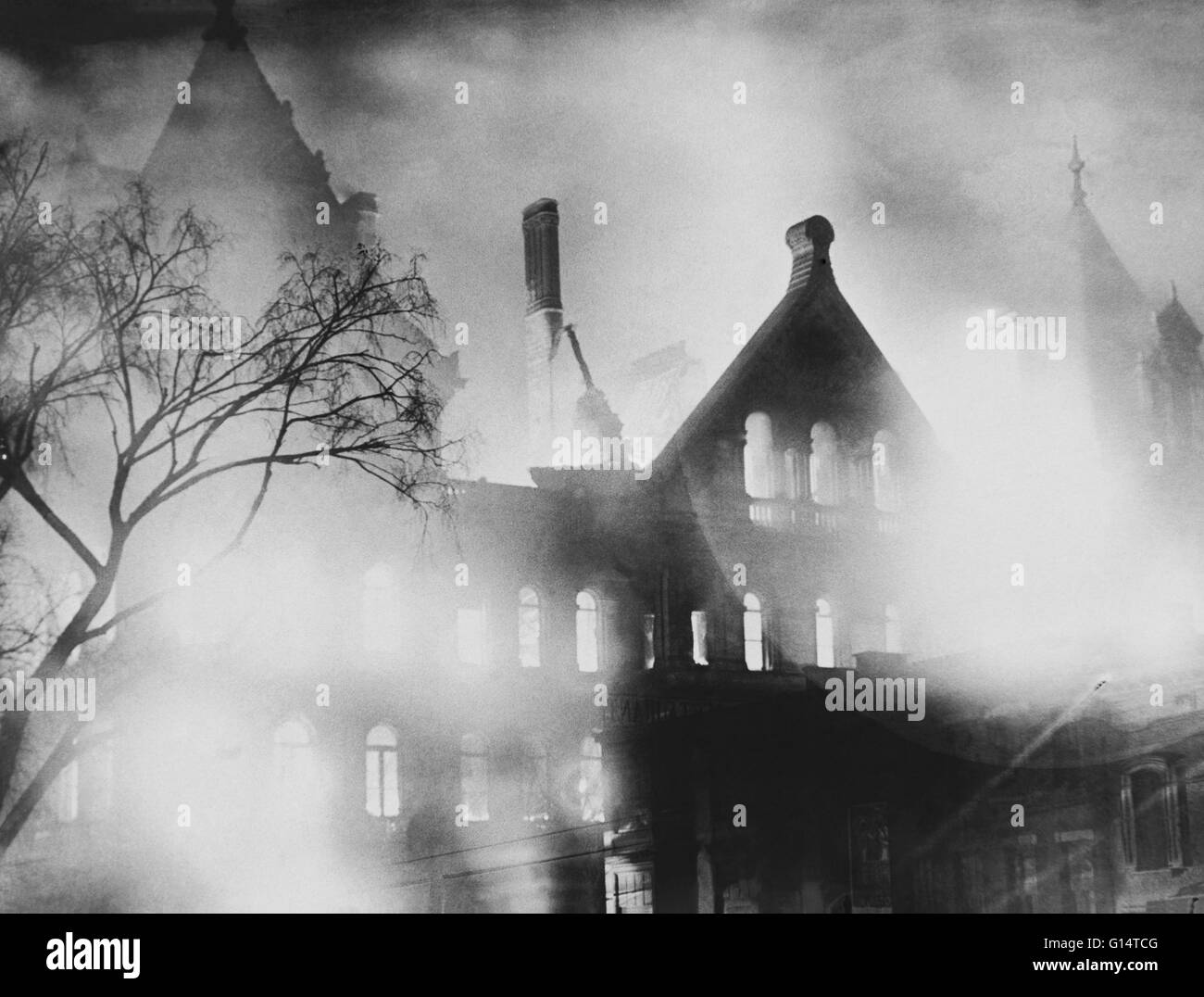 Capitole de l'État de New York Fire de 1911. C'est la photo pour que le New York American payé 25 $ pour la première impression, car c'était la seule photo qui a montré l'ensemble de l'immeuble en flammes. Pris sur le nouveau bâtiment de l'éducation mesures à 3 h 30 par Banque D'Images