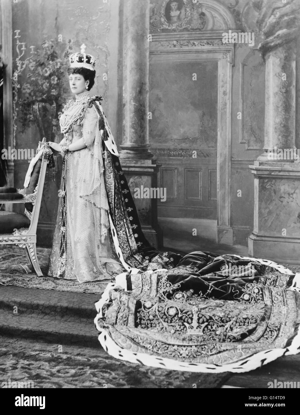 Portrait de la Reine Alexandra dans son couronnement peignoirs ; le palais de Buckingham, 1902. Alexandra de Danemark (1844-1925) était l'épouse d'Édouard VII du Royaume-Uni. En tant que telle, elle a été Reine consort du Royaume-Uni et les Dominions britanniques, et l'Impératrice du Banque D'Images