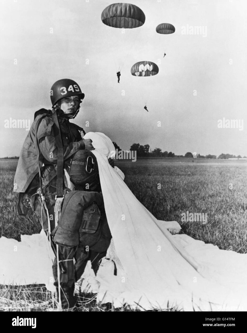Image historique de la 101st Airborne Division de l'École de saut saut en parachute 100 000e, «pris note par circuit Daniel E. Patrick, de Baltimore, Maryland. Le saut est également le quatrième individu Patrick Pfc drop. Son cinquième et dernier saut se qualifieront pour parac Banque D'Images