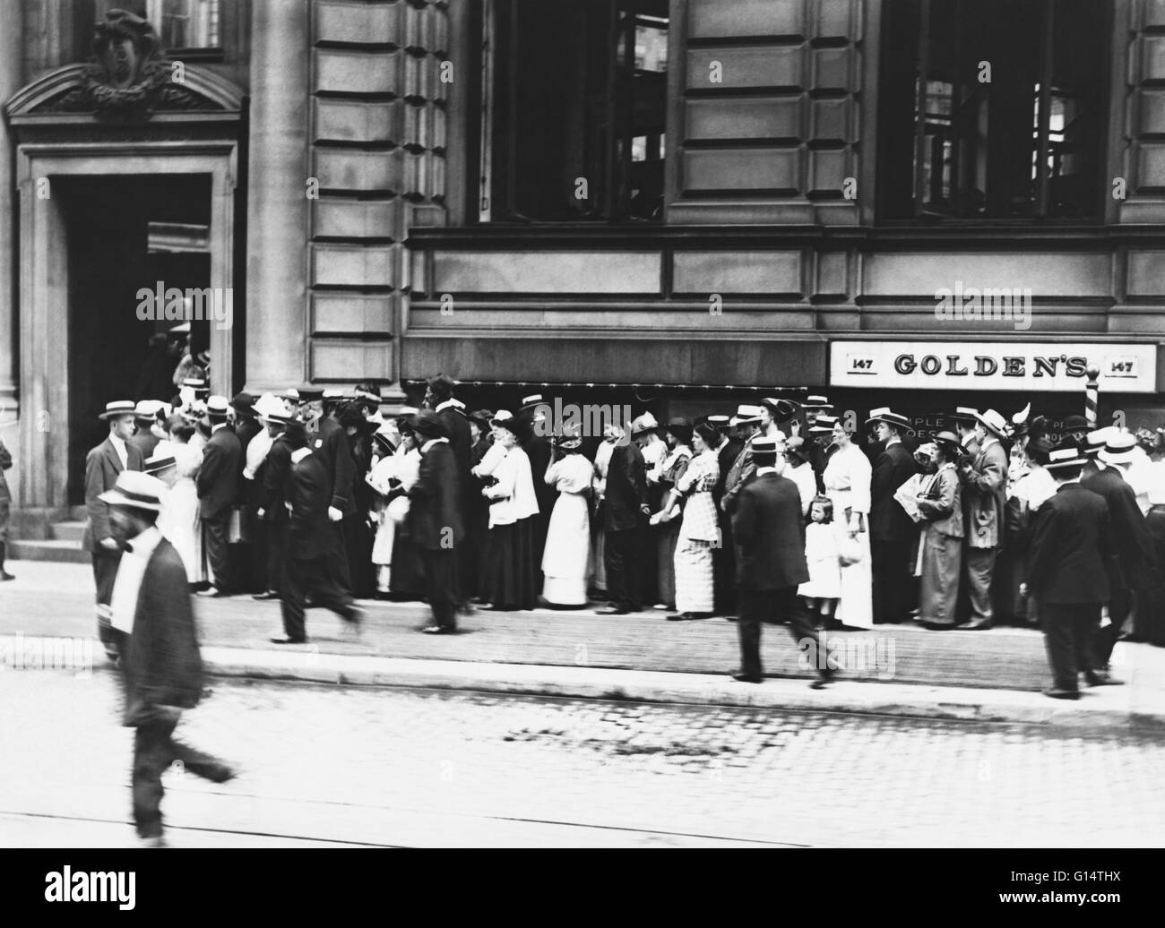 Une course sur une banque germano-américain à New York City le 3 août 1914, le jour où l'Allemagne déclare la guerre à la France. Banque D'Images