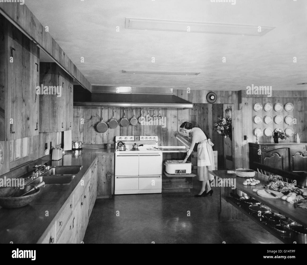 Un regard à une cuisine de l'époque des années 1950. Banque D'Images