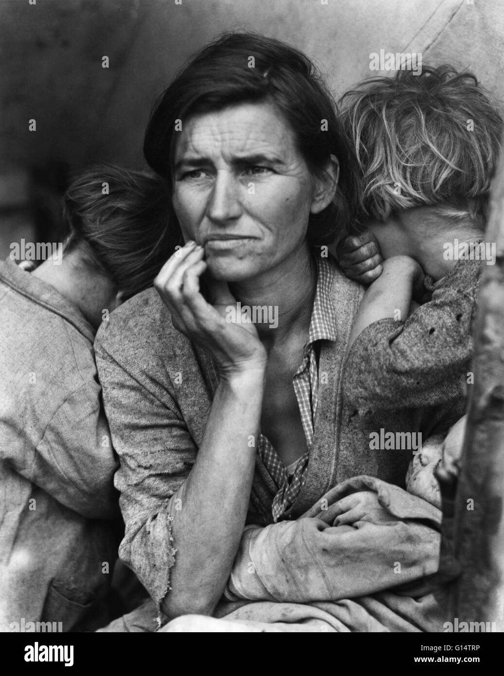 Dorothea Lange's célèbre photographie d'une mère sans ressources avec ses enfants a été prise en Californie à l'époque de la dépression. La femme a été identifié comme Florence Thompson, qui était à l'époque d'un petit pois de sélecteur. Elle a été 32. Banque D'Images