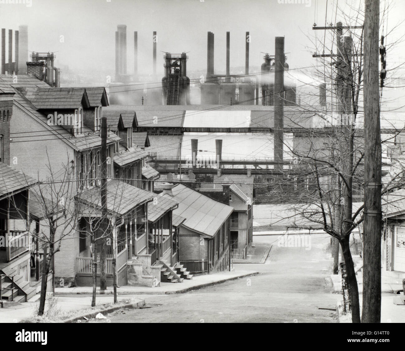 Maisons et cheminées d'un steelmill à Bethlehem, Pennsylvanie. Prises pour la Farm Security Administration par Walker Evans en 1935. Banque D'Images