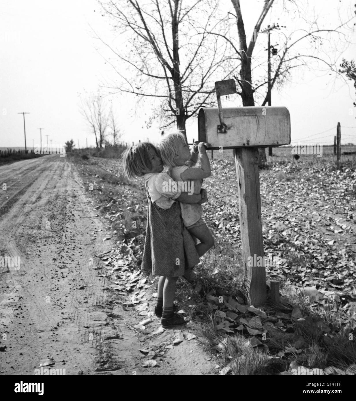 Deux sœurs vérifier le courrier dans les régions rurales de l'Amérique du Nord au cours de l'ère de la dépression. Banque D'Images