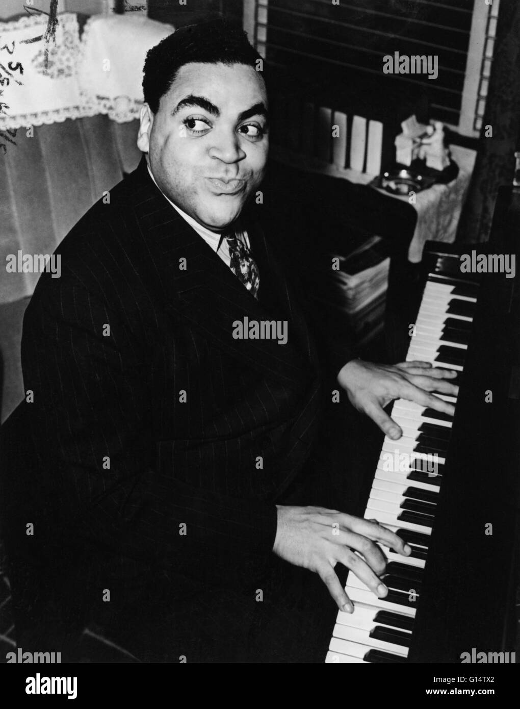 Waller jouant du piano en 1938. Fats Waller (21 mai 1904 - 15 décembre 1943), né Thomas Wright Waller, est un pianiste de jazz, organiste, compositeur, chanteur, comique et artiste du spectacle. Il a été l'un des interprètes les plus populaires de son époque, f Banque D'Images