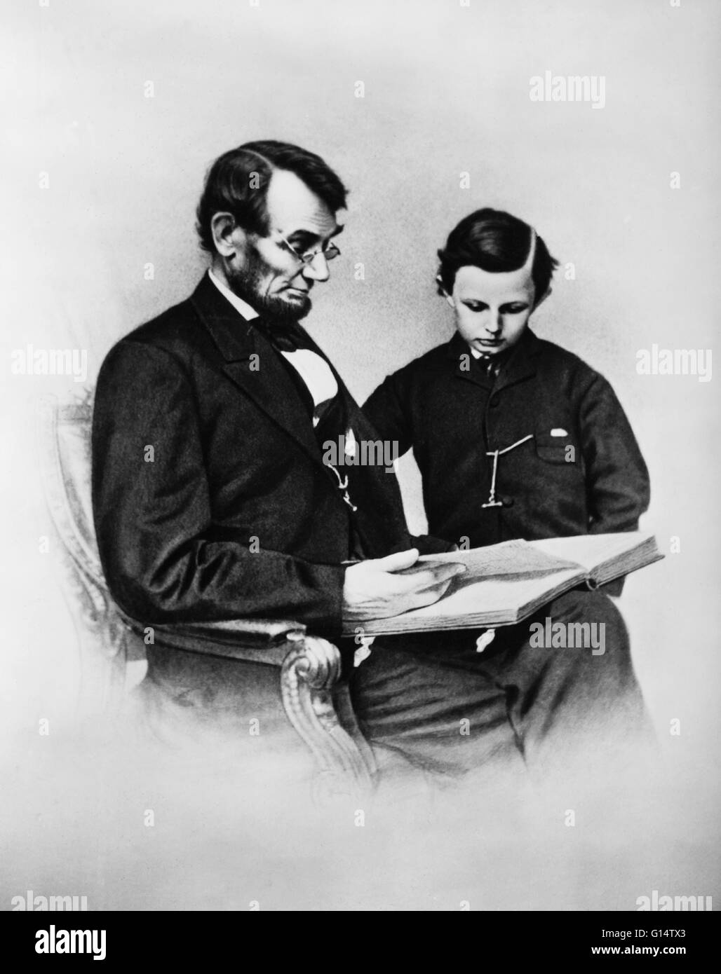 Le président Abraham Lincoln la lecture à son fils Thomas. Photographié en 1864 par Antoine Berger. Abraham Lincoln (12 février 1809 - 15 avril 1865) a été le 16e président des États-Unis, à partir de mars 1861 jusqu'à son assassinat en 1865. Il a mené son pays Banque D'Images