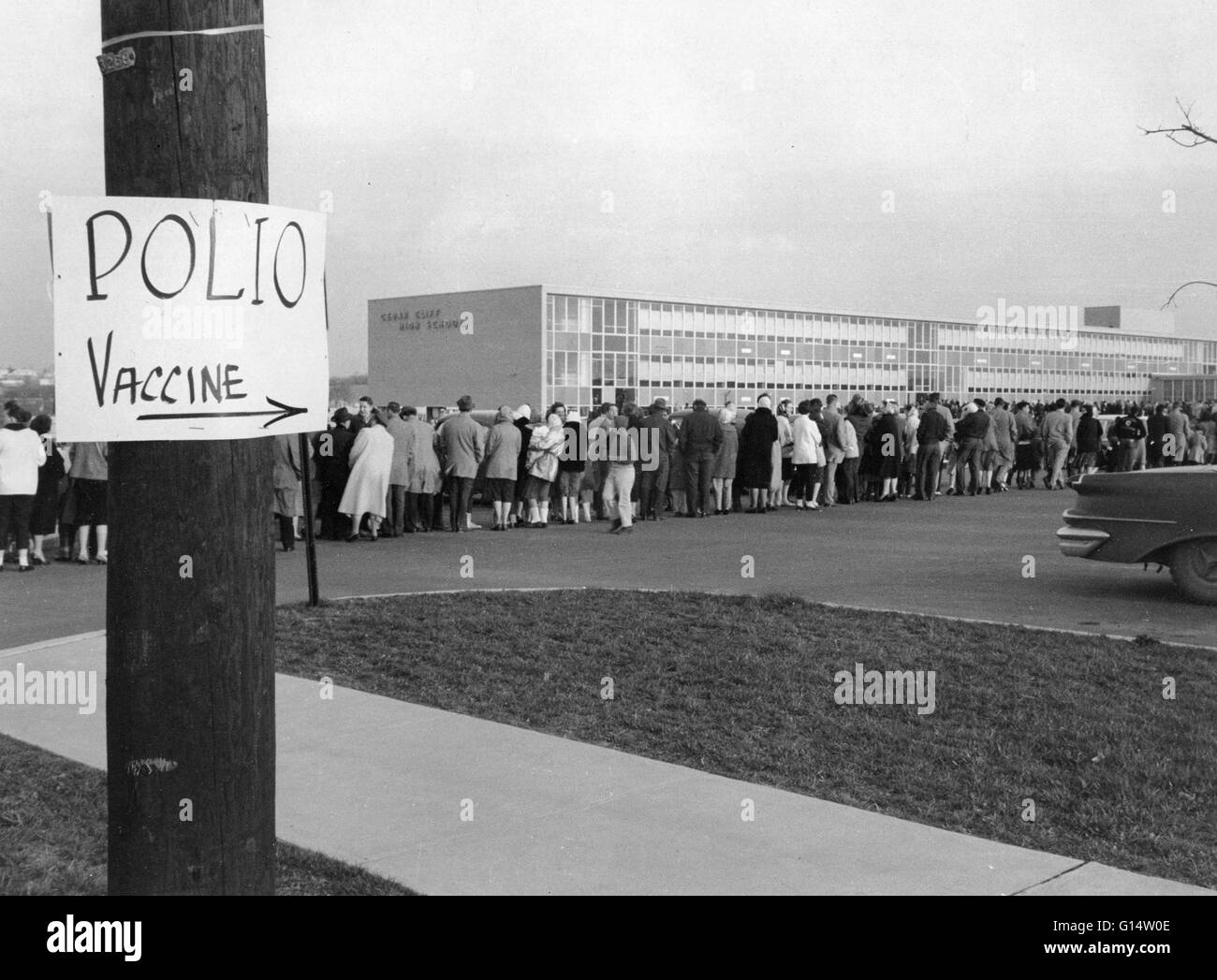 Les gens qui attendent de recevoir des vaccinations contre la poliomyélite. Banque D'Images