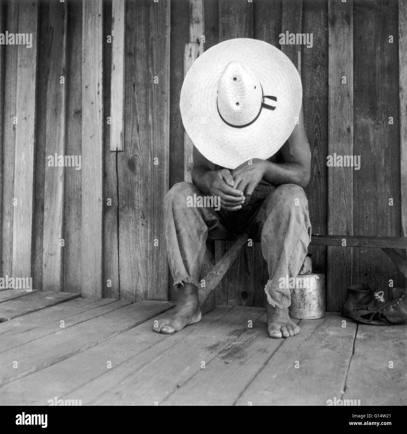 Un travailleur de la térébenthine dans Dupont, Géorgie, photographié par Dorothea Lange en juillet 1937, pour la Farm Security Administration (FSA). Banque D'Images