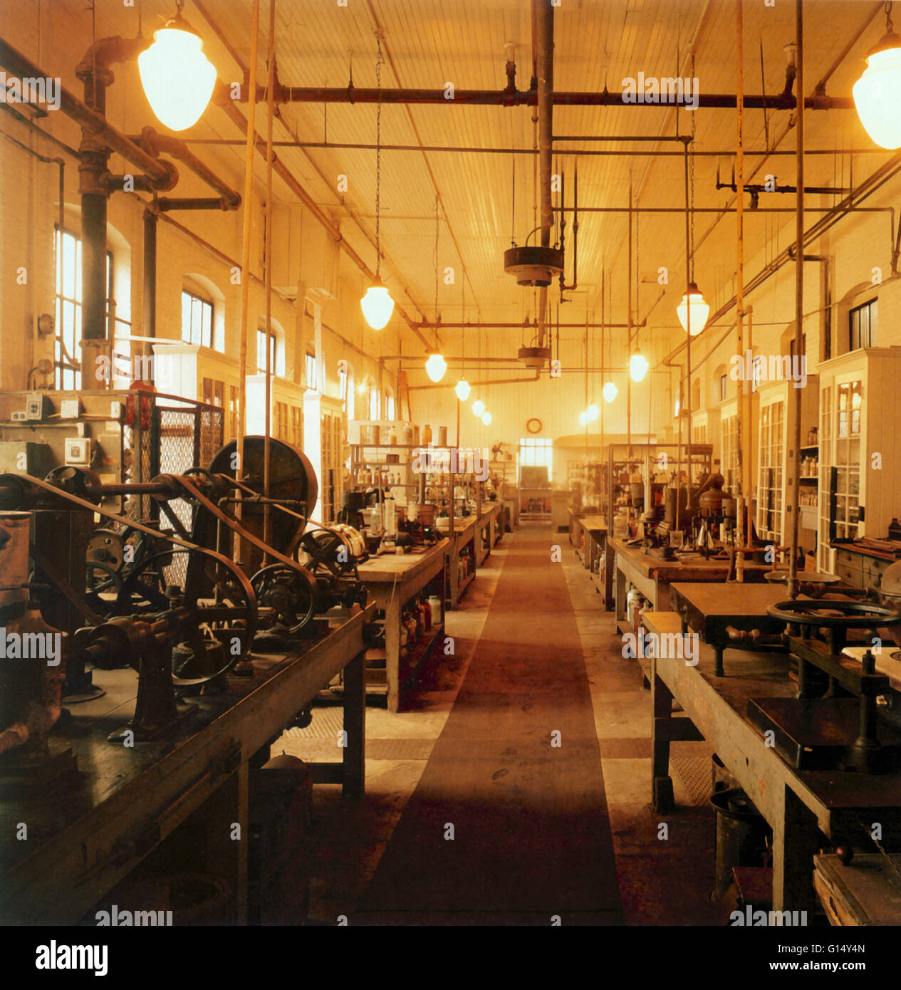 Le laboratoire de Thomas Edison à East Orange, New Jersey, USA. Thomas Alva Edison (1847-1931) était un inventeur américain, célèbre pour l'invention ou l'amélioration des dispositifs tels que le phonographe et l'ampoule électrique. Edison a été l'un des premiers inventeurs de bui Banque D'Images