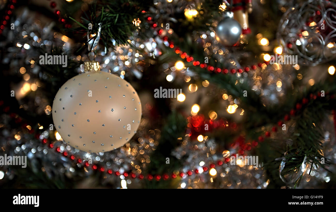 Un seul bauble hanging on a Christmas Tree Banque D'Images