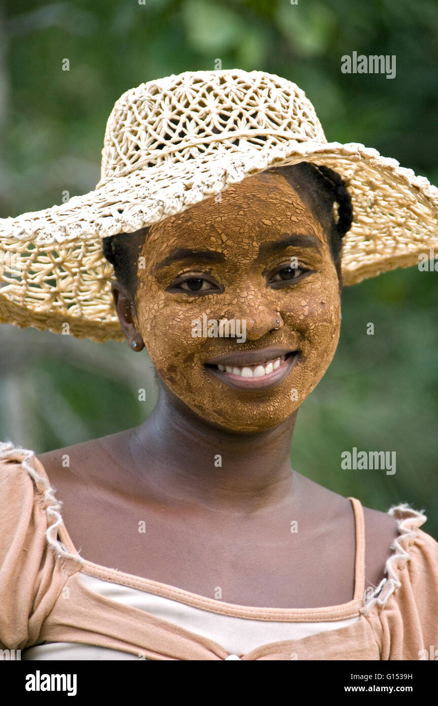 MADAGASCAR Jeune femme avec visage peint avec de la boue, près de Ampijoroa Banque D'Images