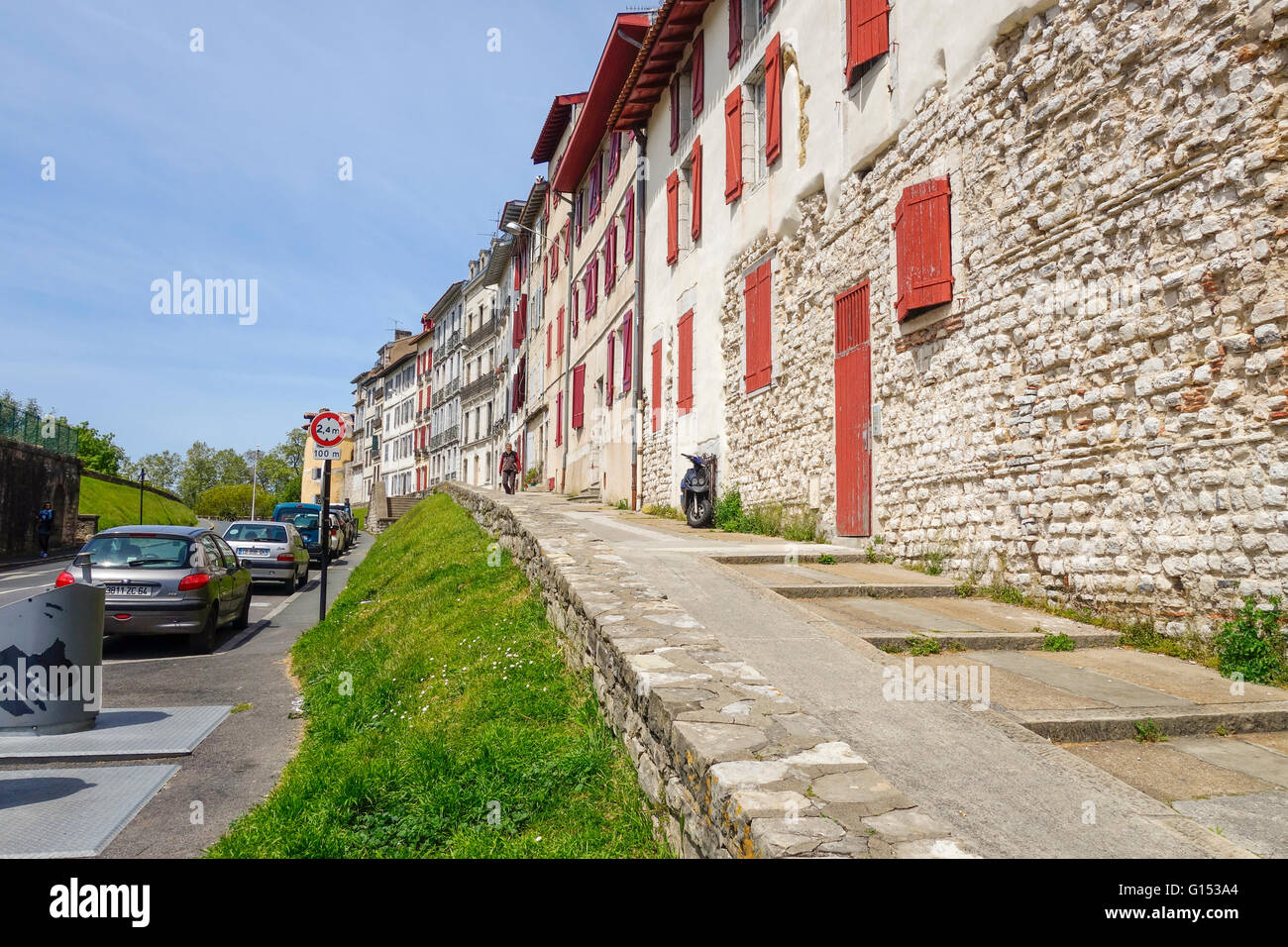 Publiez bâtiments médiévaux, maisons de marchands et les murs de Bayonne, Pays basque, Aquitaine, France. Banque D'Images