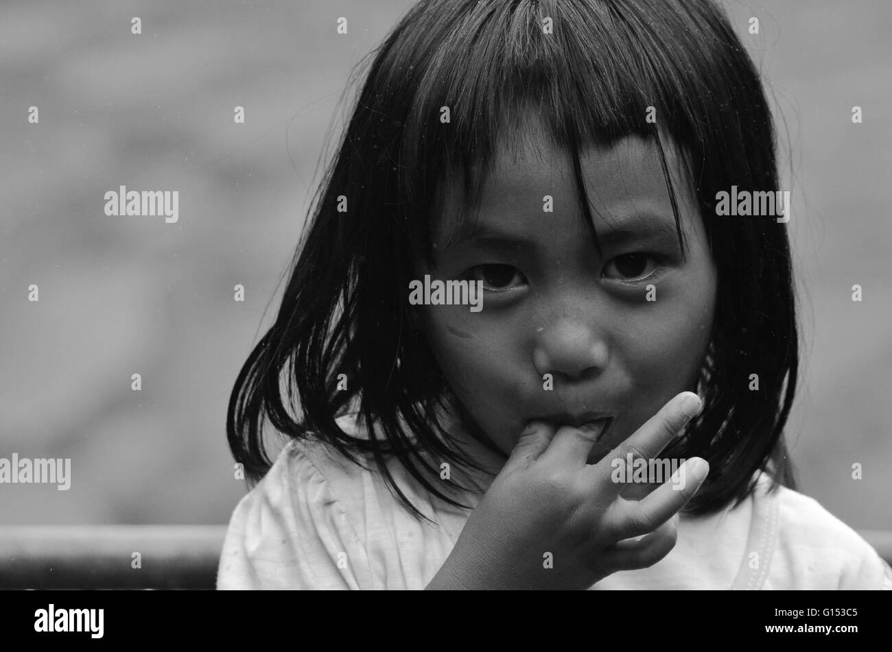 Portrait d'une jeune fille en noir et blanc Banque D'Images
