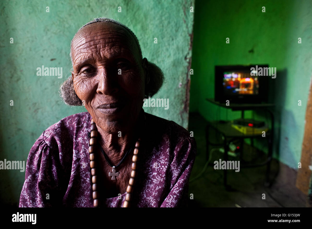 Femme Chrétienne orthodoxe à la maison ( Ethiopie) Banque D'Images