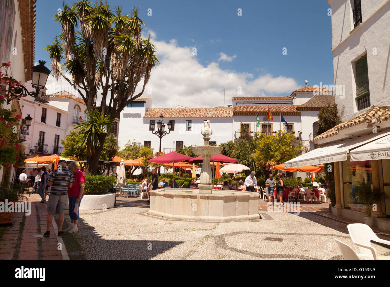 Les touristes et les cafés de carré orange ( Plaza de los Naranjos ), vieille ville de Marbella, Andalousie Espagne Europe Banque D'Images