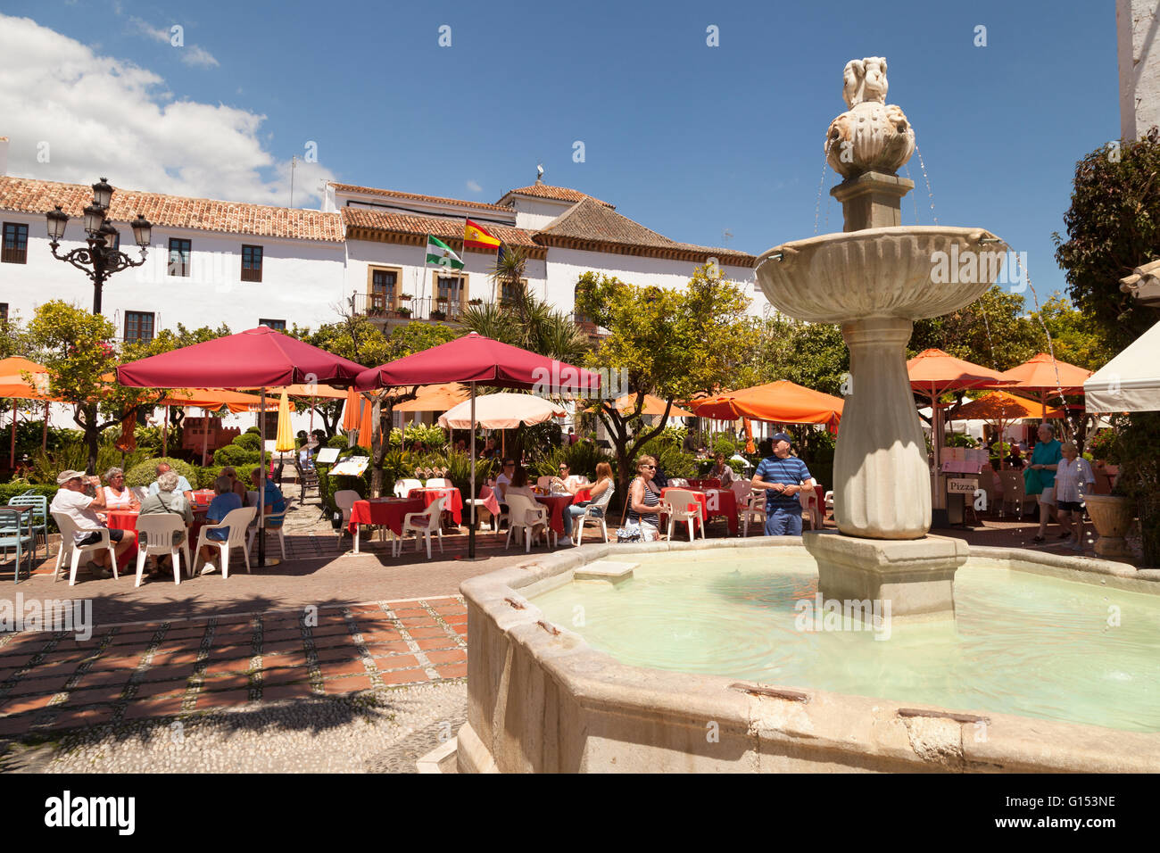 Fontaine et cafés, carré orange ( Plaza de los Naranjos ), Vieille Ville, Marbella, Andalousie, Espagne Banque D'Images