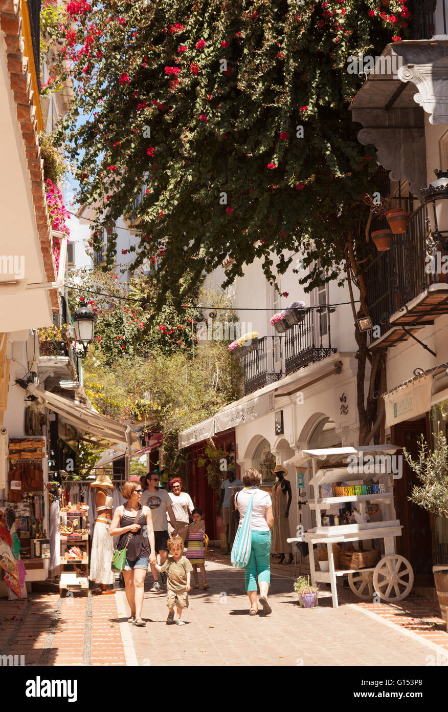 La population locale et les touristes de marcher dans la rue, la vieille ville de Marbella, Marbella, Costa del Sol, Andalousie, Espagne Europe Banque D'Images