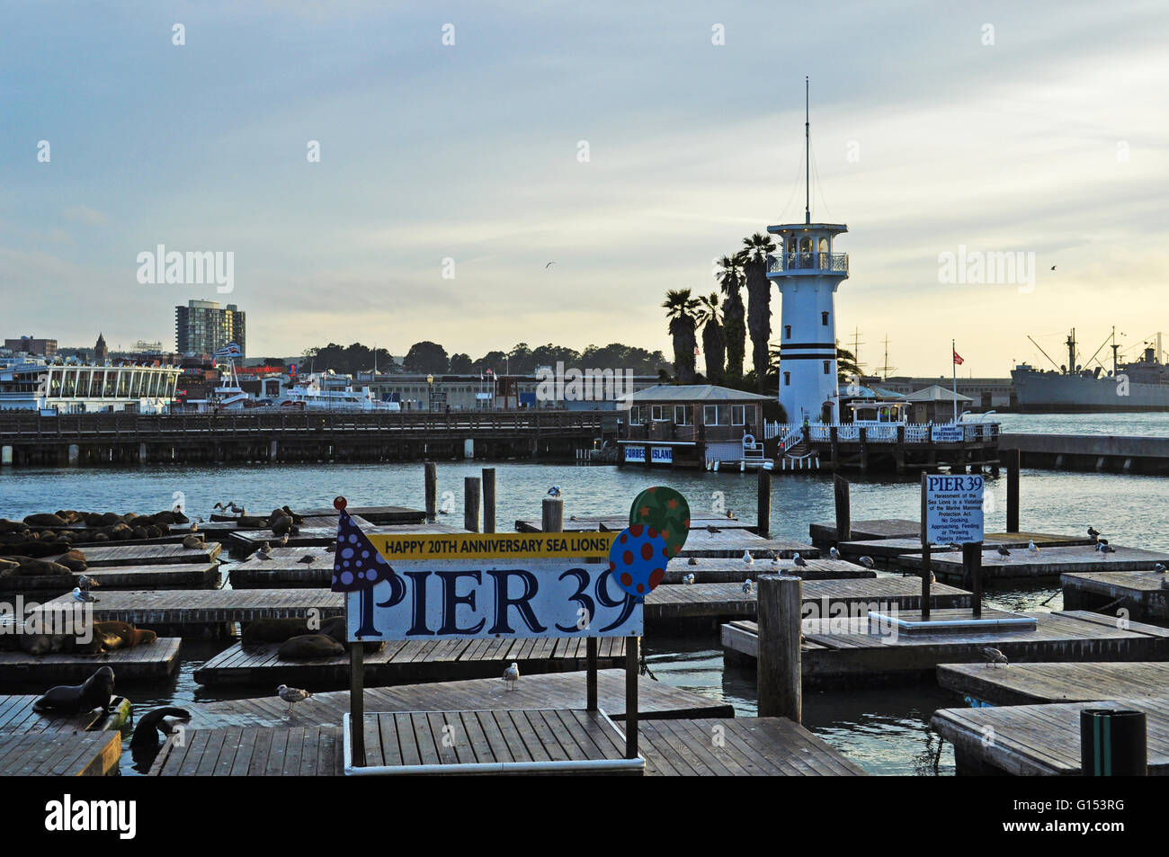 San Francisco, Californie, USA : Fisherman's Wharf, Pier 39 de vue au coucher du soleil. Pier 39 a ouvert le 4 octobre 1978 Banque D'Images