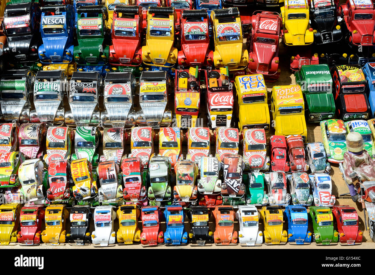 MADAGASCAR, ville Antananarivo, vente de voitures de rue vend de petites  voitures de jouets autofabriquées Citroën 2CV recyclées à partir de boîtes  de boissons utilisées comme souvenir aux touristes Photo Stock -