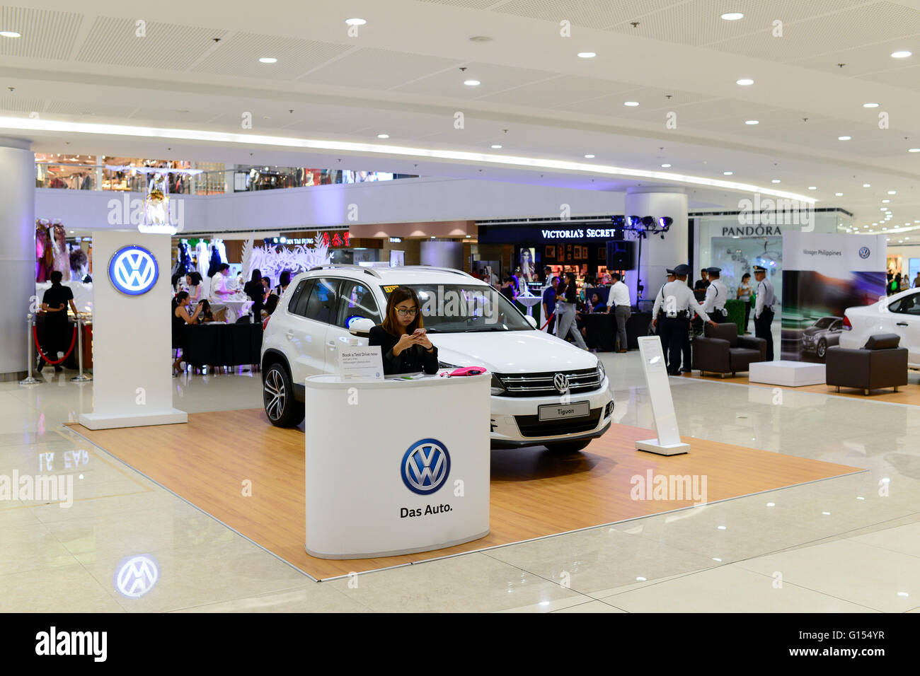 PHILIPPINES, Manille, SM Mega Mall à autoroute express EDSA, Das Volkswagen VW promotion automatique avec compteur VW Tiguan / PHILIPPINEN, Manille, SM Mega Mall an der Autobahn EDSA, Volkswagen Stand Marketing Banque D'Images
