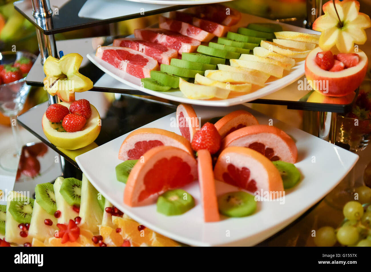 Plaques avec différents types de fruits : fraise, ananas, orange, kiwi Banque D'Images