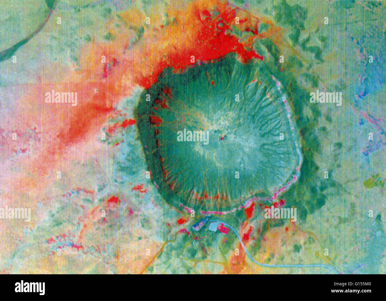 Meteor Crater, près de la ville de Winslow, Arizona, mesure trois-quarts d'un mile de large et 575 pieds de profondeur. Riche en silice, balayé par les sables bitumineux de mettre red swirls et près de l'image dans ce cratère TIMS faite à partir de la l'air. Le cratère a été créé lorsqu'un météorite ab Banque D'Images
