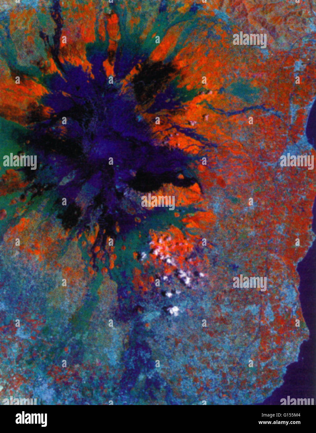 L'Europe est plus haut et le plus grand volcan actif, l'Etna se lève au-dessus de 10 000 ft. et couvre 600 kilomètres carrés de la côte est de la Sicile. Dans cette image, les zones sombres indiquent les récentes coulées de lave. Banque D'Images