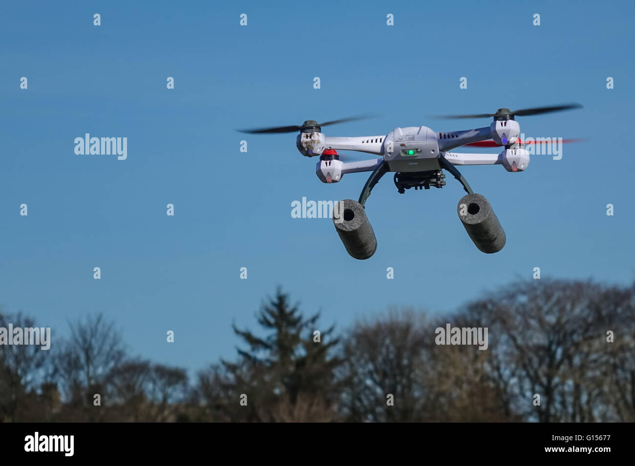 Blade 50QX hobby drone volant dans un parc, près d'arbres avec copie espace et aucun peuple Banque D'Images