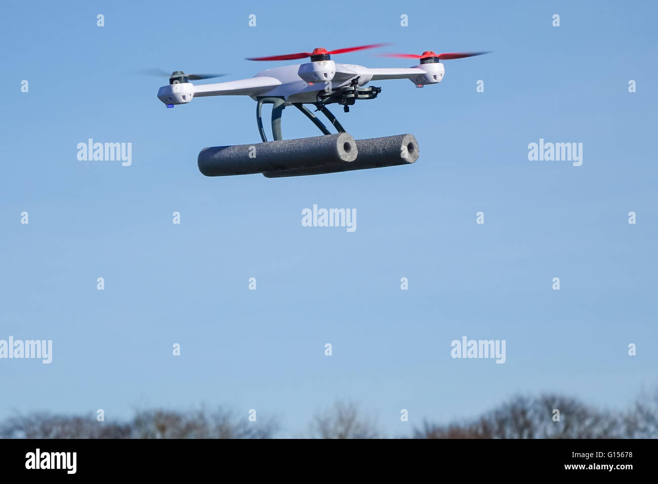 Blade 50QX hobby drone volant dans un parc, près d'arbres avec copie espace et aucun peuple Banque D'Images