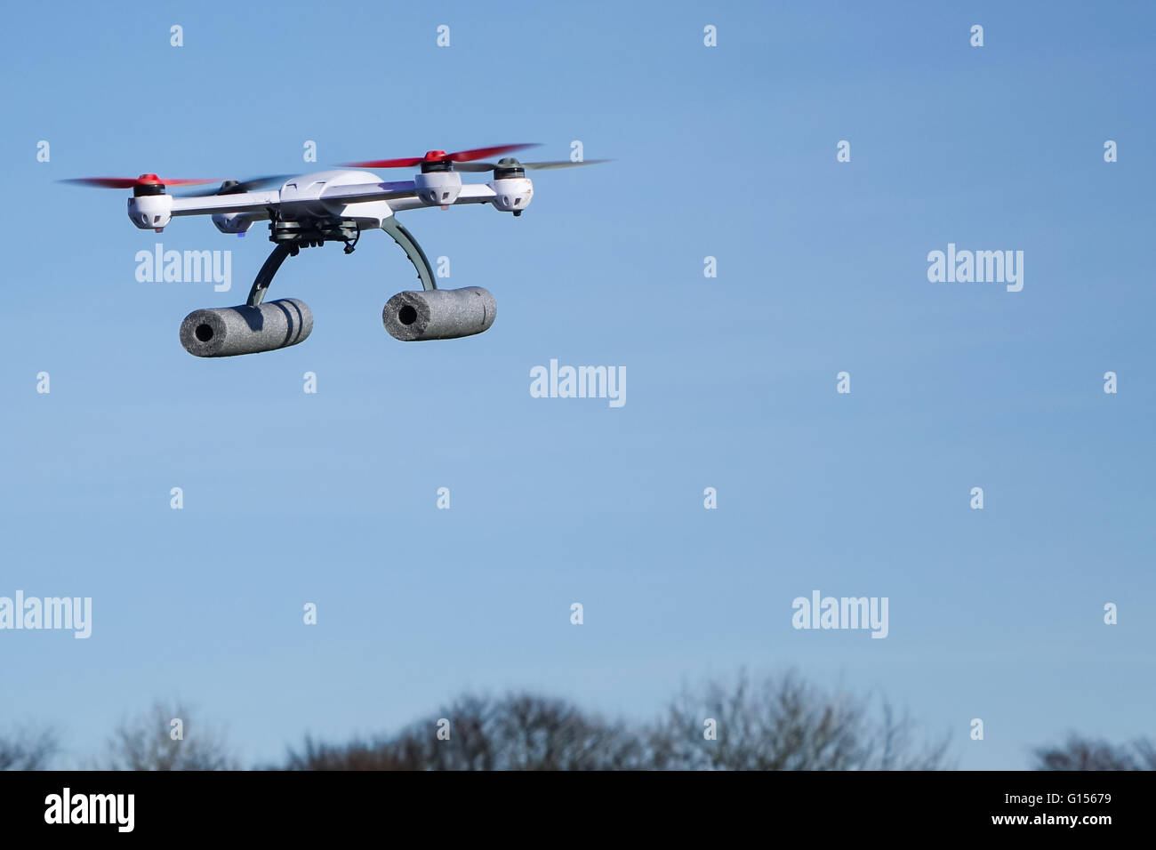 Blade 50QX hobby drone volant dans un parc, près d'arbres avec copie espace et aucun peuple Banque D'Images