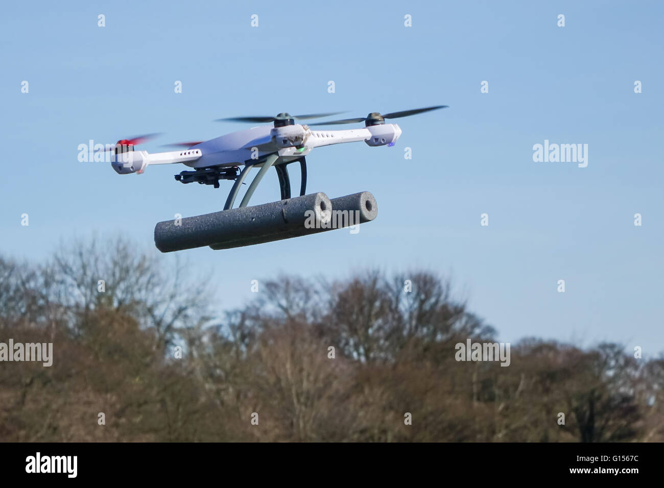 Blade 50QX hobby drone volant dans un parc, près d'arbres avec copie espace et aucun peuple Banque D'Images