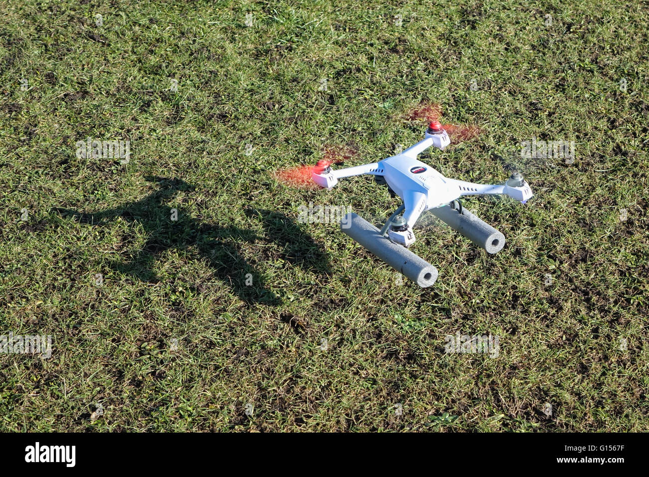 Blade 50QX hobby drone volant dans un parc, près d'arbres avec copie espace et aucun peuple Banque D'Images