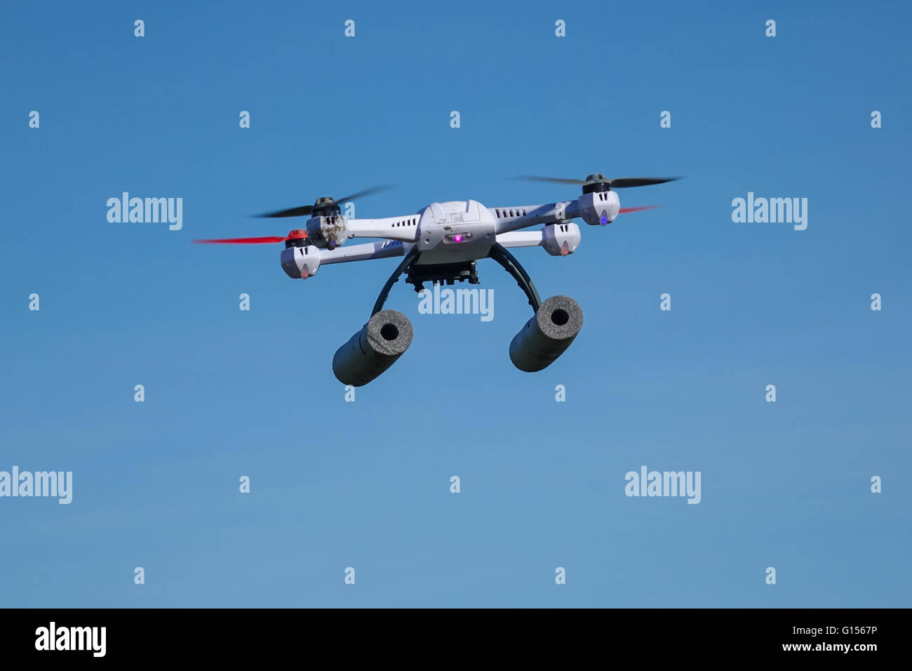 Blade 50QX hobby drone volant dans un parc, près d'arbres avec copie espace et aucun peuple Banque D'Images