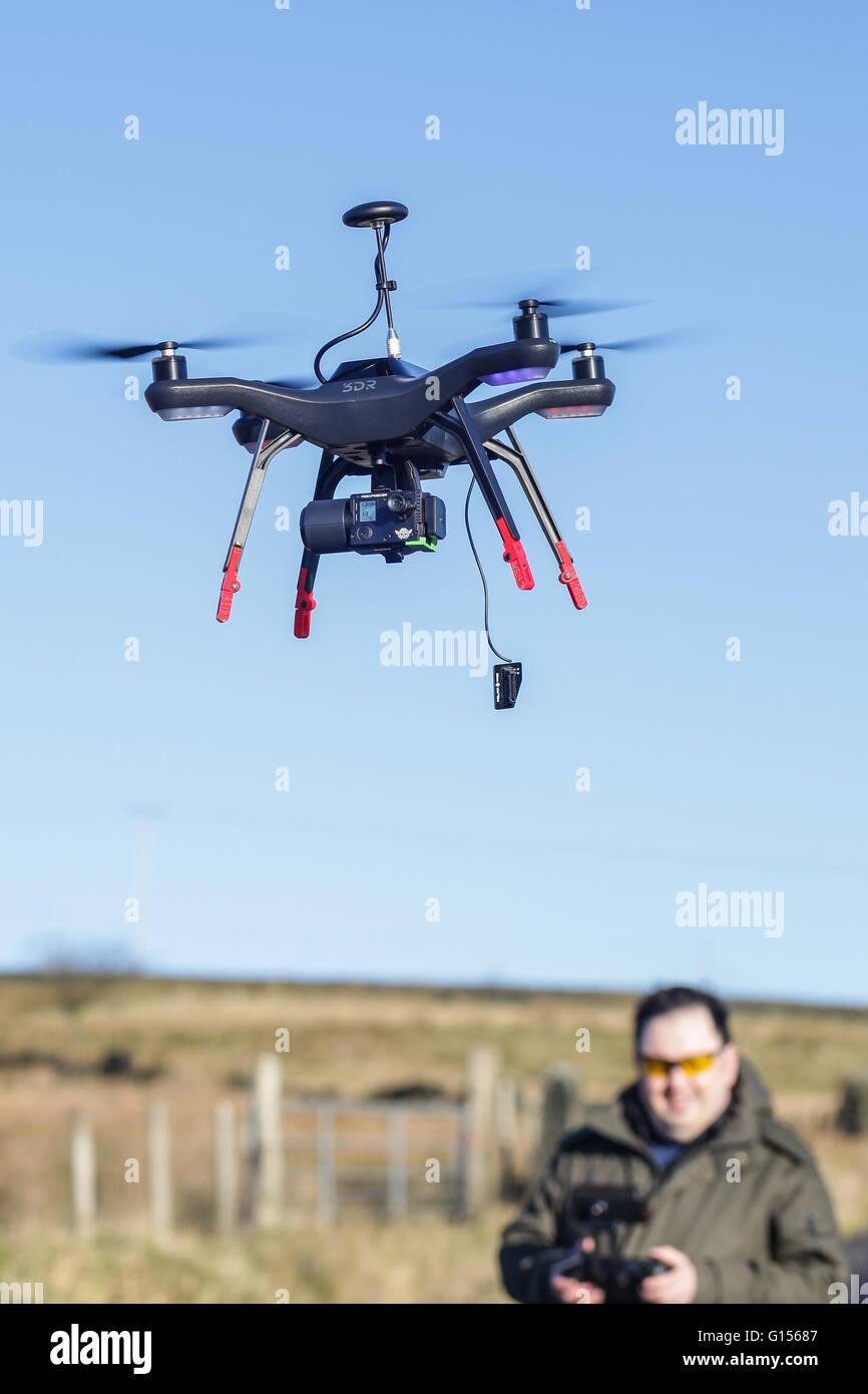 En dehors de l'homme contrôle drone depuis téléphone mobile ou votre tablette à l'écran Banque D'Images