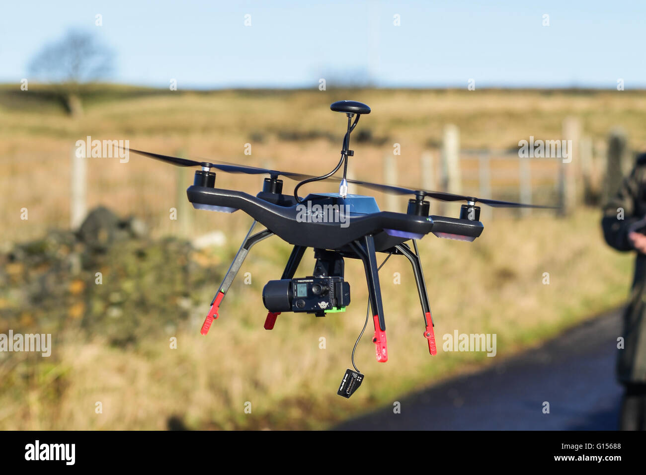 En dehors de l'homme contrôle drone depuis téléphone mobile ou votre tablette à l'écran Banque D'Images