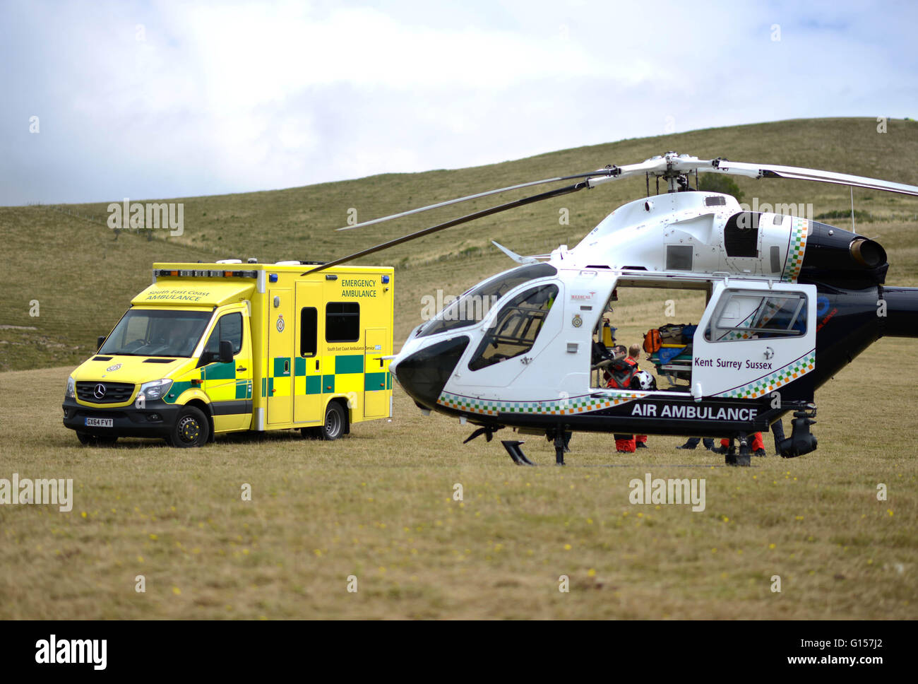 Kent, Sussex et Surrey Air Ambulance (SECAmb KSSA) et de sauvetage parapente Mont Caburn, East Sussex Banque D'Images