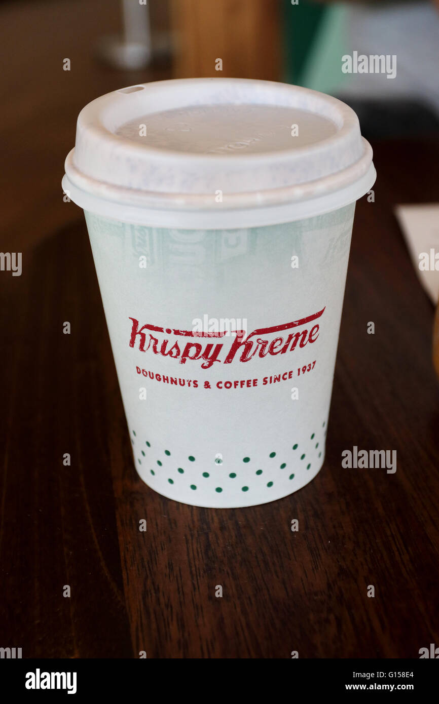 Krispy Kreme boisson chaude tasse de papier sur la table en bois Banque D'Images