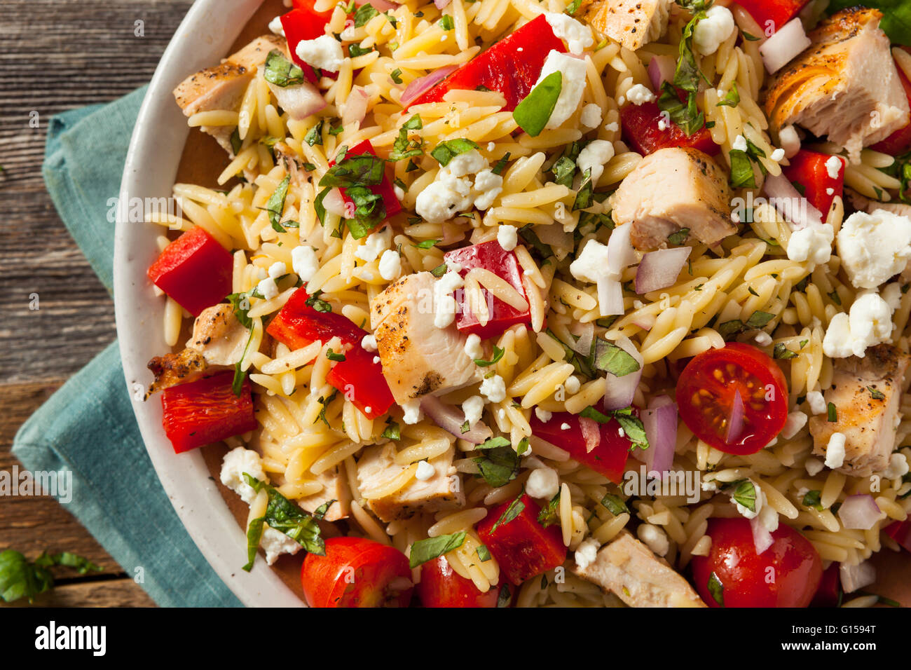 Poulet fait maison Salade d'orzo aux poivrons et Feta Banque D'Images