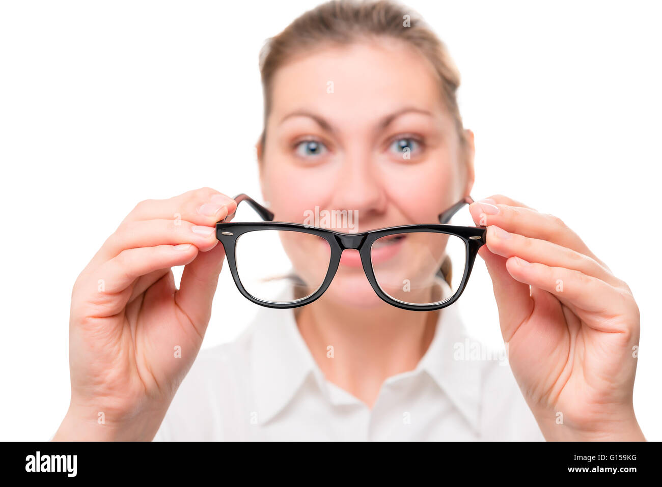 Femme avec une mauvaise vision porte des lunettes, l'accent sur des verres Banque D'Images