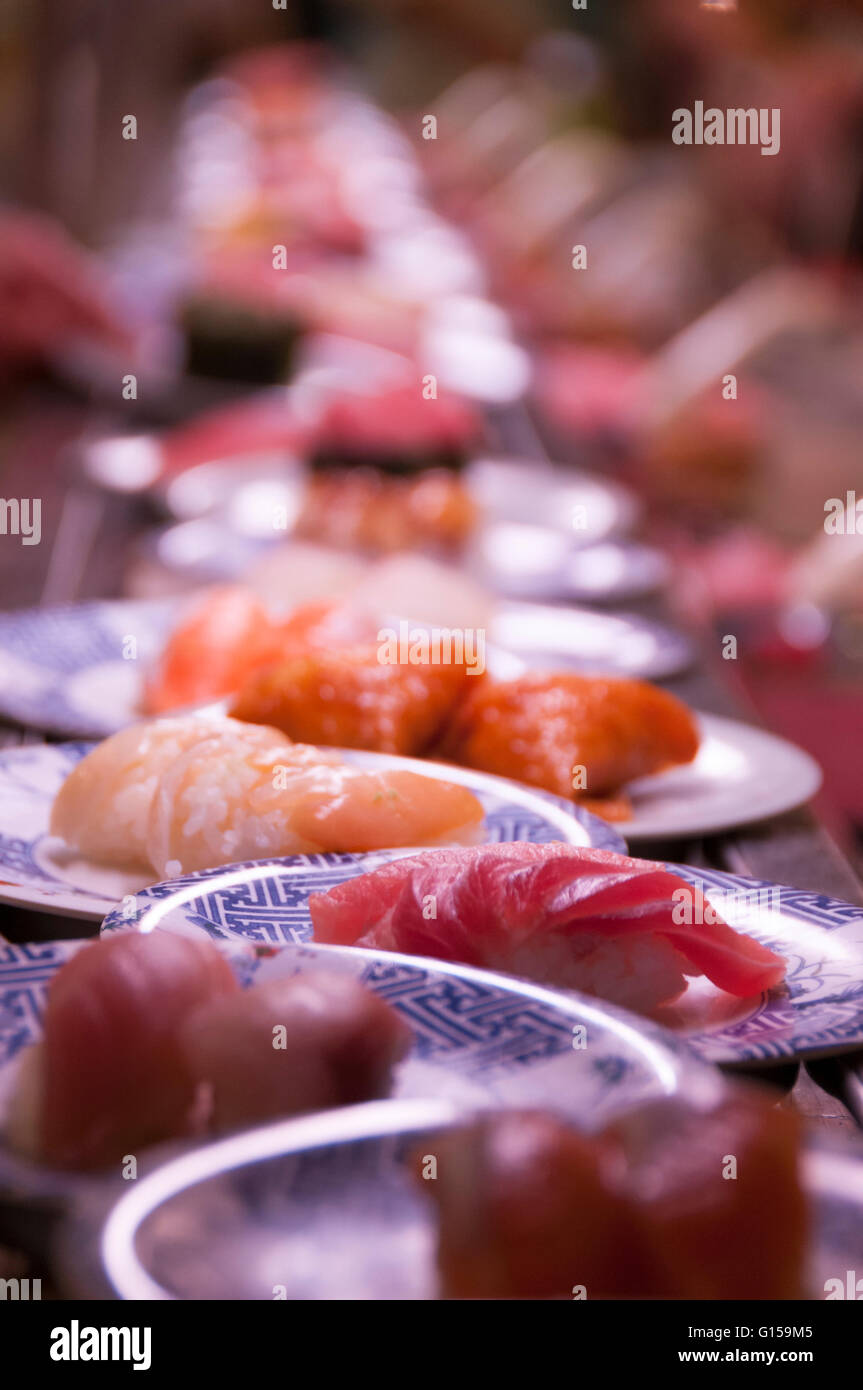 Le Kaiten sushi avec plaques sur déménagement belt Banque D'Images