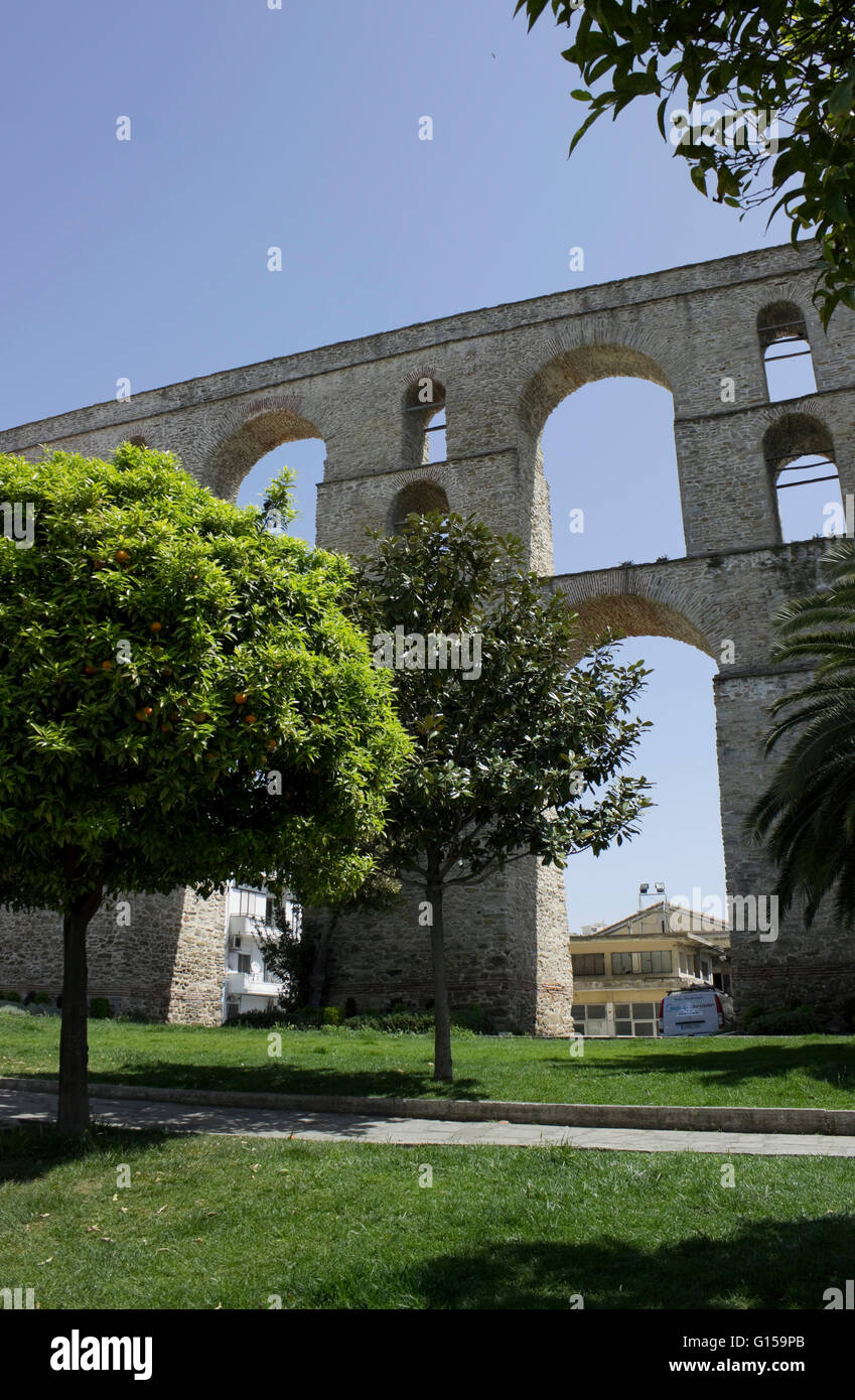 Les Kamares aqueduct historique monument à Nikotsara plateia, et la zone du parc à côté. Zone Panagia. Kavala ou Neapolis Banque D'Images
