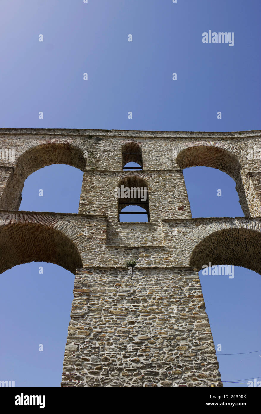 Shot verticale de Kamara ou 62164 (arches) aqueduc médiéval vieux monument, un vaste système d'approvisionnement en eau dans l'antiquité.Kavala Banque D'Images