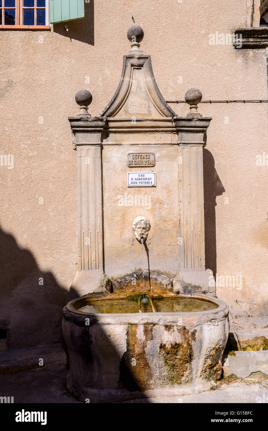 Fontaine village de Cucuron Vaucluse Provence France 84 Banque D'Images