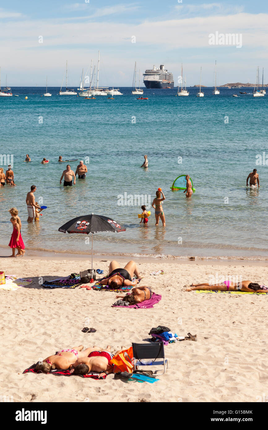 Les touristes en croisière escale à bronzer sur une plage, à Calvi, Haute-Corse, Corse, France Banque D'Images