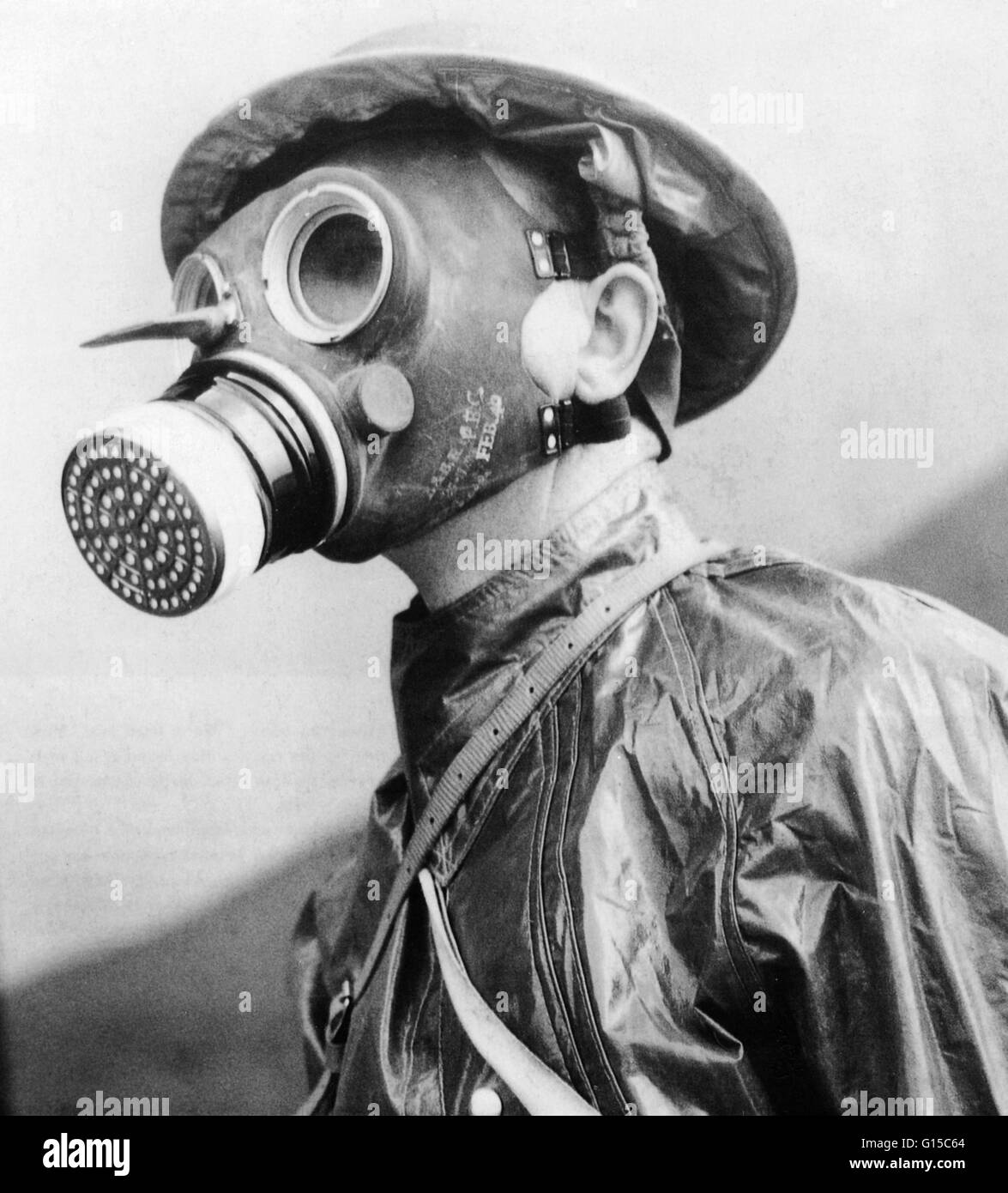 Soldat britannique portant un masque à gaz et de protection appropriées en 1940, pendant la seconde guerre mondiale. Banque D'Images
